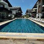 With Large Pool In Appartamento *
