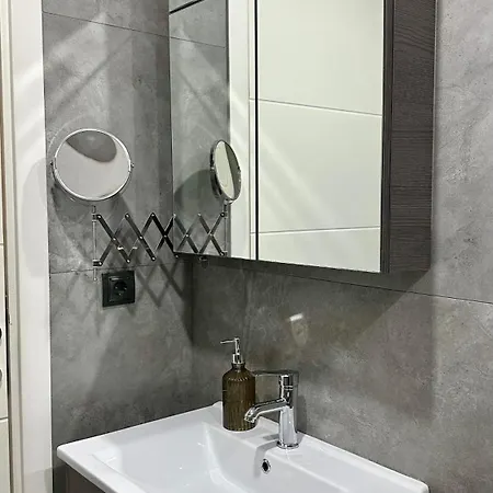 With Large Pool In Apartamento