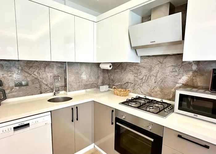 With Large Pool In Daire *